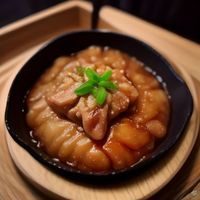 编辑苏晚的肖像照，长发披肩，在咖啡馆里手持笔记本微笑，环境温馨，体现细致与耐心